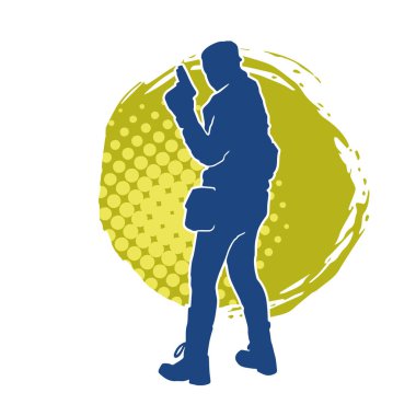 Kurşungeçirmez yelek giyen ve tabanca taşıyan bir kadın özel kuvvet polisinin silüeti..