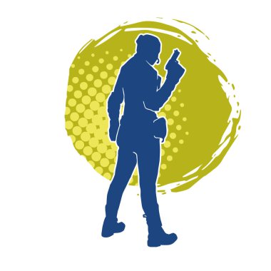 Kurşungeçirmez yelek giyen ve tabanca taşıyan bir kadın özel kuvvet polisinin silüeti..