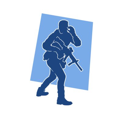 Kurşungeçirmez yelek giyen ve makineli tüfek taşıyan bir kadın özel kuvvet polisinin silueti..