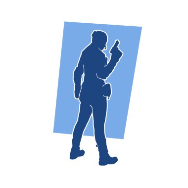 Kurşungeçirmez yelek giyen ve tabanca taşıyan bir kadın özel kuvvet polisinin silüeti..