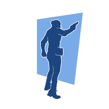 Kurşungeçirmez yelek giyen ve tabanca taşıyan bir kadın özel kuvvet polisinin silüeti..