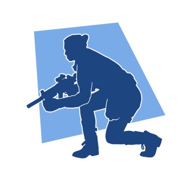 Kurşungeçirmez yelek giyen ve makineli tüfek taşıyan bir kadın özel kuvvet polisinin silueti..