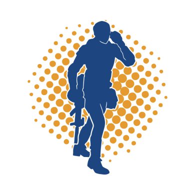 Kurşungeçirmez yelek giyen ve makineli tüfek taşıyan bir kadın özel kuvvet polisinin silueti..