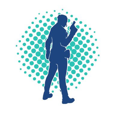 Kurşungeçirmez yelek giyen ve tabanca taşıyan bir kadın özel kuvvet polisinin silüeti..