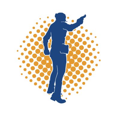 Kurşungeçirmez yelek giyen ve tabanca taşıyan bir kadın özel kuvvet polisinin silüeti..