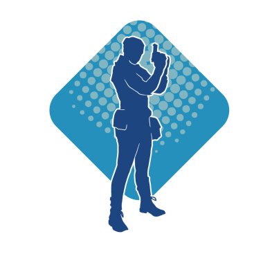 Kurşungeçirmez yelek giyen ve tabanca taşıyan bir kadın özel kuvvet polisinin silüeti..