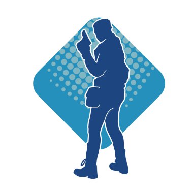 Kurşungeçirmez yelek giyen ve tabanca taşıyan bir kadın özel kuvvet polisinin silüeti..