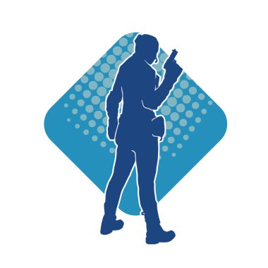 Kurşungeçirmez yelek giyen ve tabanca taşıyan bir kadın özel kuvvet polisinin silüeti..