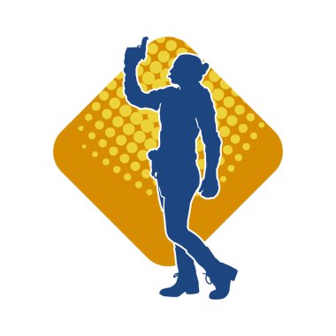 Kurşungeçirmez yelek giyen ve tabanca taşıyan bir kadın özel kuvvet polisinin silüeti..