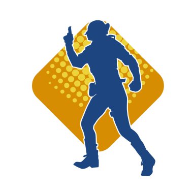 Kurşungeçirmez yelek giyen ve tabanca taşıyan bir kadın özel kuvvet polisinin silüeti..