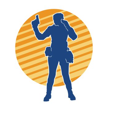 Kurşungeçirmez yelek giyen ve tabanca taşıyan bir kadın özel kuvvet polisinin silüeti..