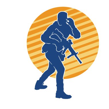 Kurşungeçirmez yelek giyen ve makineli tüfek taşıyan bir kadın özel kuvvet polisinin silueti..