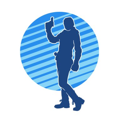 Kurşungeçirmez yelek giyen ve tabanca taşıyan bir kadın özel kuvvet polisinin silüeti..