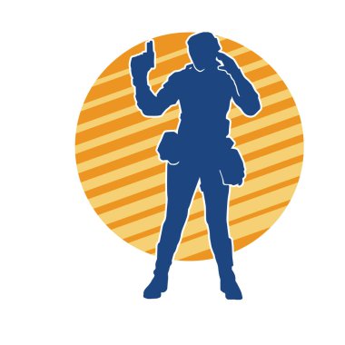 Kurşungeçirmez yelek giyen ve tabanca taşıyan bir kadın özel kuvvet polisinin silüeti..