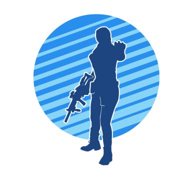 Kurşungeçirmez yelek giyen ve makineli tüfek taşıyan bir kadın özel kuvvet polisinin silueti..