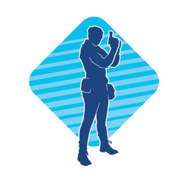 Kurşungeçirmez yelek giyen ve tabanca taşıyan bir kadın özel kuvvet polisinin silüeti..