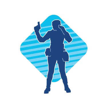 Kurşungeçirmez yelek giyen ve tabanca taşıyan bir kadın özel kuvvet polisinin silüeti..