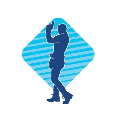 Kurşungeçirmez yelek giyen ve tabanca taşıyan bir kadın özel kuvvet polisinin silüeti..