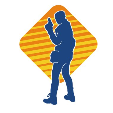 Kurşungeçirmez yelek giyen ve tabanca taşıyan bir kadın özel kuvvet polisinin silüeti..