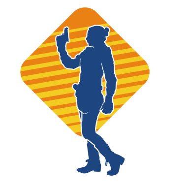 Kurşungeçirmez yelek giyen ve tabanca taşıyan bir kadın özel kuvvet polisinin silüeti..