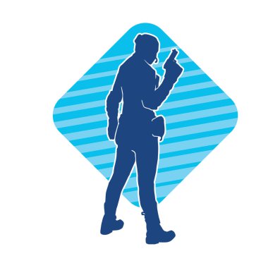 Kurşungeçirmez yelek giyen ve tabanca taşıyan bir kadın özel kuvvet polisinin silüeti..