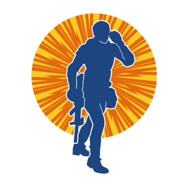 Kurşungeçirmez yelek giyen ve makineli tüfek taşıyan bir kadın özel kuvvet polisinin silueti..