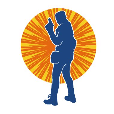 Kurşungeçirmez yelek giyen ve tabanca taşıyan bir kadın özel kuvvet polisinin silüeti..