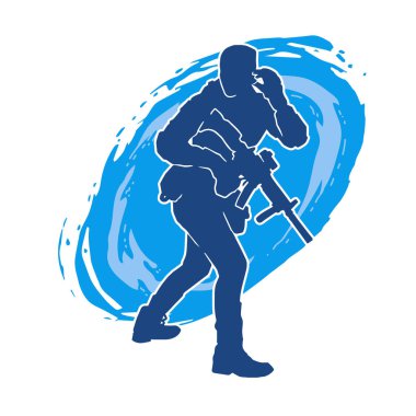 Kurşungeçirmez yelek giyen ve makineli tüfek taşıyan bir kadın özel kuvvet polisinin silueti..