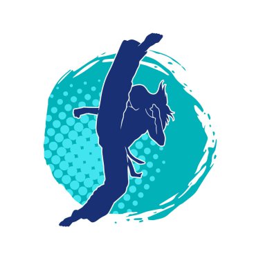 Dövüş sanatları tekmesi atan bir kadının silueti. Sportif bir kadının silueti tekme hareketi yapıyor..
