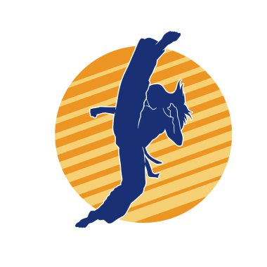 Dövüş sanatları tekmesi atan bir kadının silueti. Sportif bir kadının silueti tekme hareketi yapıyor..