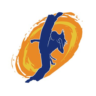 Dövüş sanatları tekmesi atan bir kadının silueti. Sportif bir kadının silueti tekme hareketi yapıyor..
