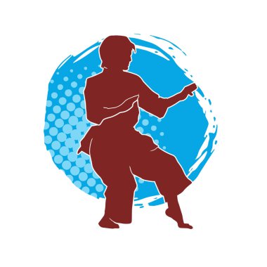 Dövüş sanatları yapan zayıf bir kadının silueti. Dövüş sanatlarında çalışan bir kadının silueti..