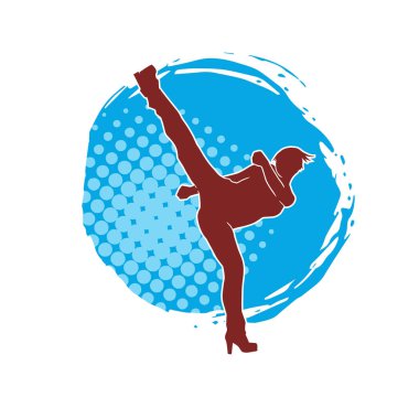 Dövüş sanatları tekmesi atan bir kadının silueti. Sportif bir kadının silueti tekme hareketi yapıyor..