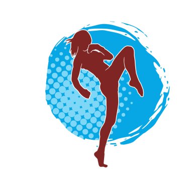 Tekmeleyen bir kadının silueti. Hareket halindeki bir kadın dövüş sanatının silüeti..