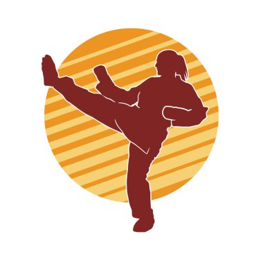 Dövüş sanatları tekmesi atan bir kadının silueti. Sportif bir kadının silueti tekme hareketi yapıyor..