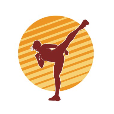Dövüş sanatları tekmesi atan bir kadının silueti. Sportif bir kadının silueti tekme hareketi yapıyor..