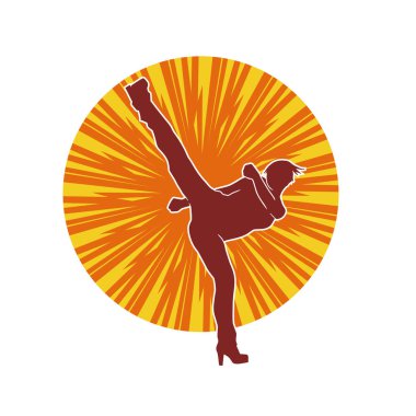 Dövüş sanatları tekmesi atan bir kadının silueti. Sportif bir kadının silueti tekme hareketi yapıyor..
