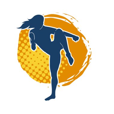 Tekmeleyen bir kadının silueti. Hareket halindeki bir kadın dövüş sanatının silüeti..