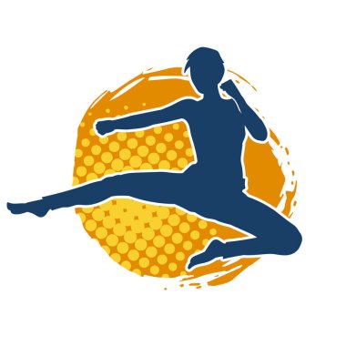 Dövüş sanatları tekmesi atan bir kadının silueti. Sportif bir kadının silueti tekme hareketi yapıyor..