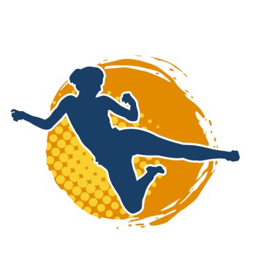 Dövüş sanatları tekmesi atan bir kadının silueti. Sportif bir kadının silueti tekme hareketi yapıyor..