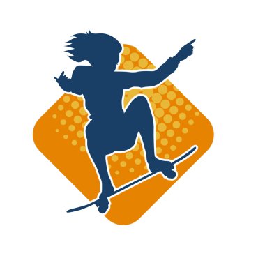 Hareket halindeki bir kadın silueti kaykay üzerinde poz veriyor. Kaykaylı şehirli bir kızın silueti..