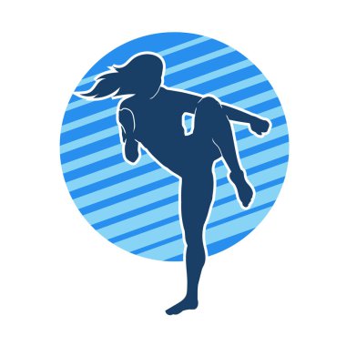 Tekmeleyen bir kadının silueti. Hareket halindeki bir kadın dövüş sanatının silüeti..