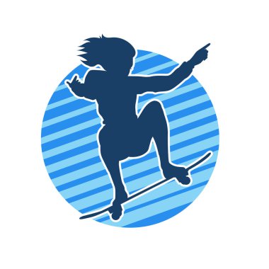 Hareket halindeki bir kadın silueti kaykay üzerinde poz veriyor. Kaykaylı şehirli bir kızın silueti..