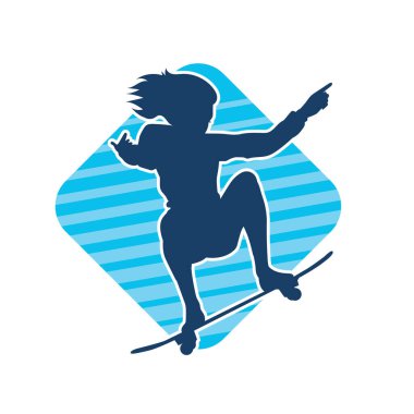 Hareket halindeki bir kadın silueti kaykay üzerinde poz veriyor. Kaykaylı şehirli bir kızın silueti..