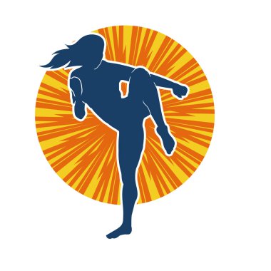 Tekmeleyen bir kadının silueti. Hareket halindeki bir kadın dövüş sanatının silüeti..