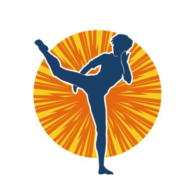 Dövüş sanatları tekmesi atan bir kadının silueti. Sportif bir kadının silueti tekme hareketi yapıyor..