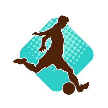 Futbol oynayan bir adamın silüeti. Hareket halindeki bir futbolcunun silueti.