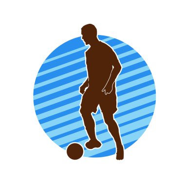 Futbol oynayan bir adamın silüeti. Hareket halindeki bir futbolcunun silueti.