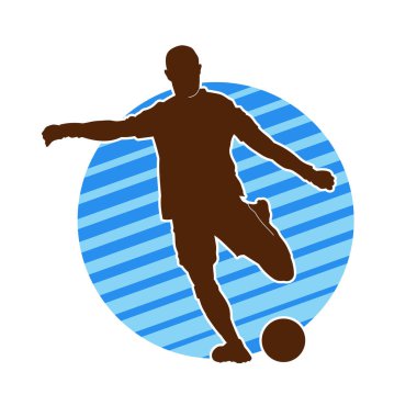 Futbol oynayan bir adamın silüeti. Hareket halindeki bir futbolcunun silueti.