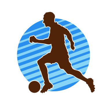 Futbol oynayan bir adamın silüeti. Hareket halindeki bir futbolcunun silueti.